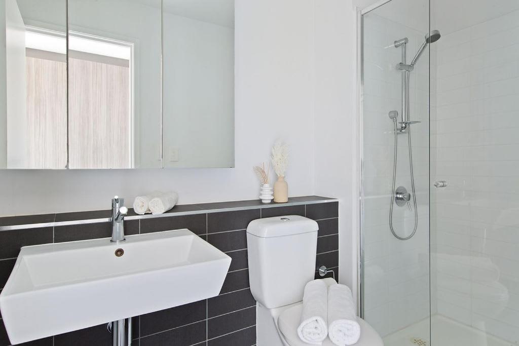 A Modern 2br With Harbour Views Free Parking Melbourne