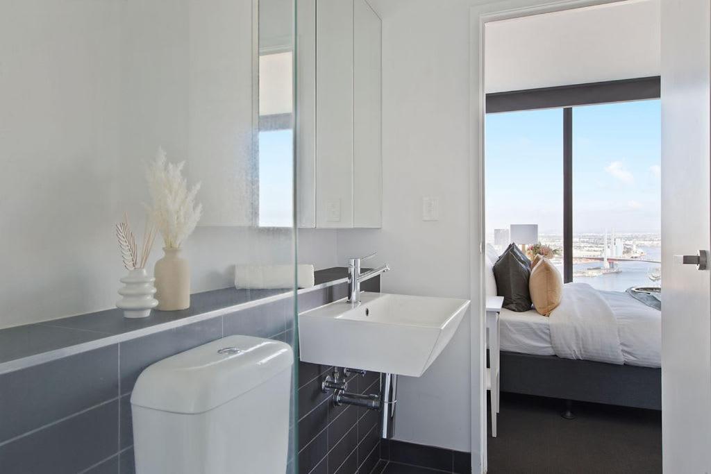 A Modern 2br With Harbour Views Free Parking